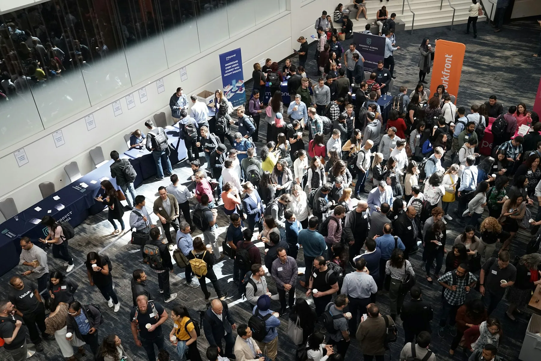 Sala principal llena durante un congreso