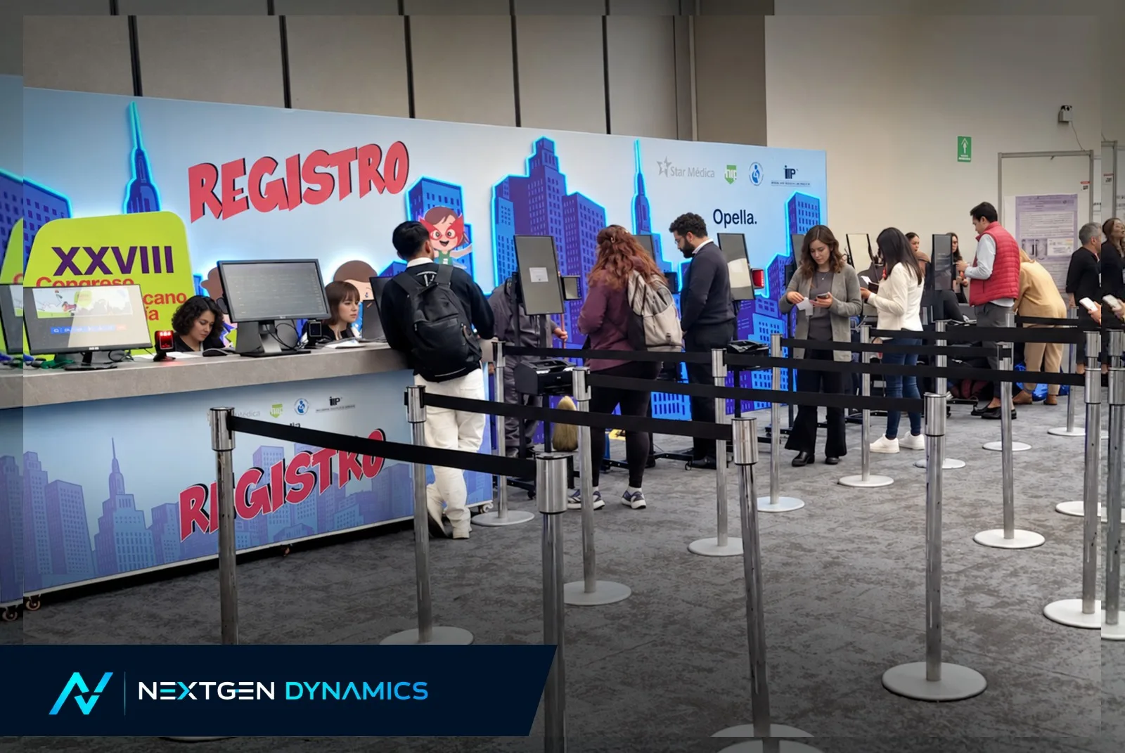 Equipo operando estaciones de registro NXD durante un congreso